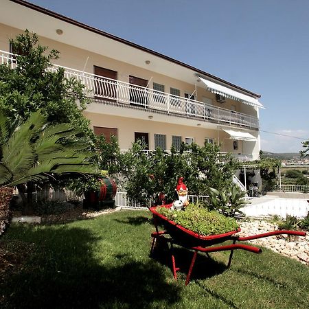 Apartment Carmen Trogir Exterior photo